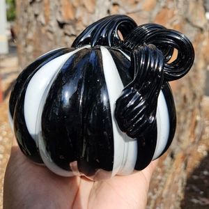 Pumpkin glass black and white